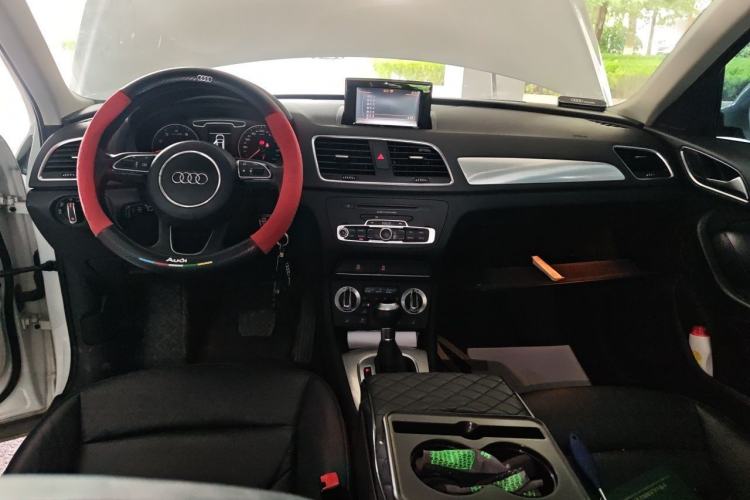 Used Audi Q3 2013 35 TFSI Comfort Model Center Console