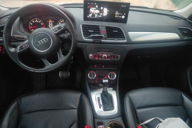 Used Audi Q3 2013 35 TFSI Comfort Model Center Console