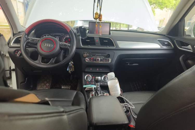 Used Audi Q3 2013 35 TFSI Comfort Model Center Console