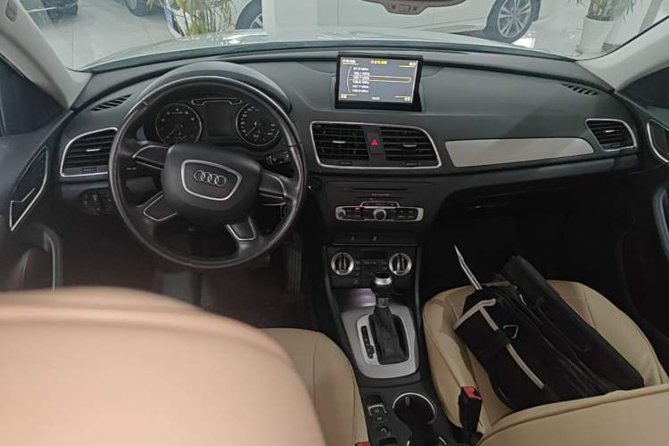 Used Audi Q3 2013 35 TFSI Ambition Edition Center Console