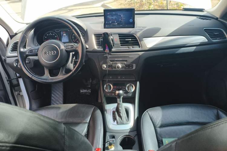 Used Audi Q3 2013 35 TFSI Comfort Model Center Console