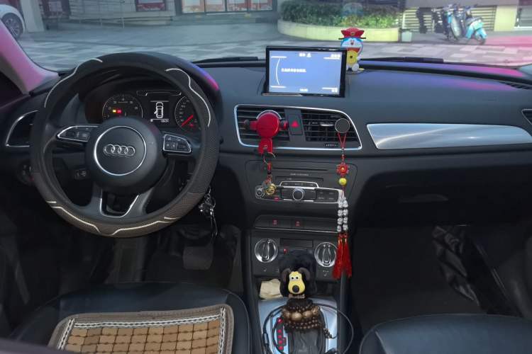 Used Audi Q3 2013 35 TFSI Comfort Model Center Console