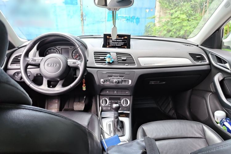 Used Audi Q3 2013 35 TFSI quattro Comfort Model Center Console