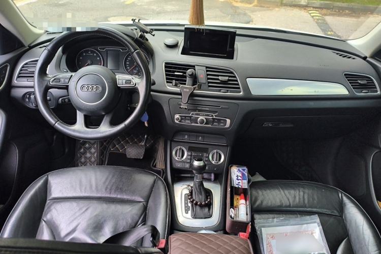 Used Audi Q3 2013 35 TFSI Comfort Model Center Console