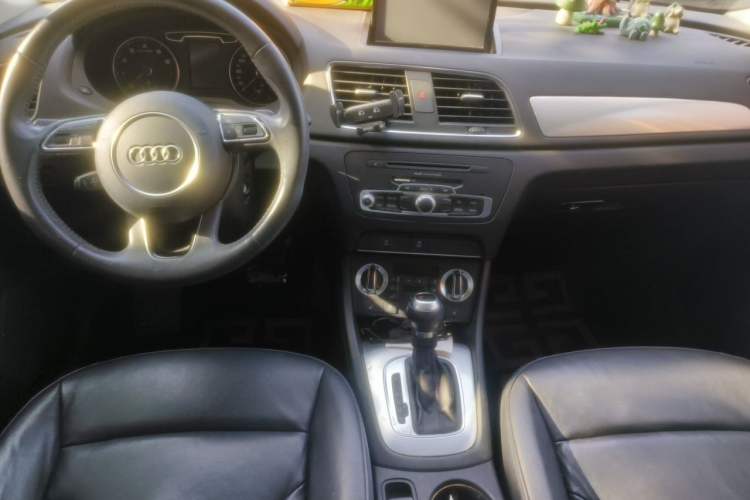 Used Audi Q3 2013 35 TFSI Ambition Edition Center Console