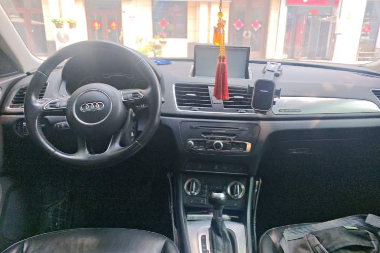 Used Audi Q3 2013 35 TFSI quattro Technology Edition Center Console