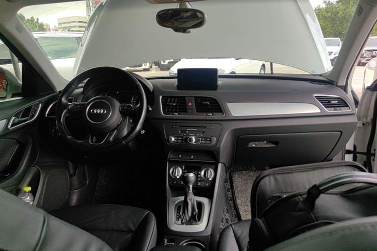 Used Audi Q3 2013 35 TFSI Comfort Model Center Console