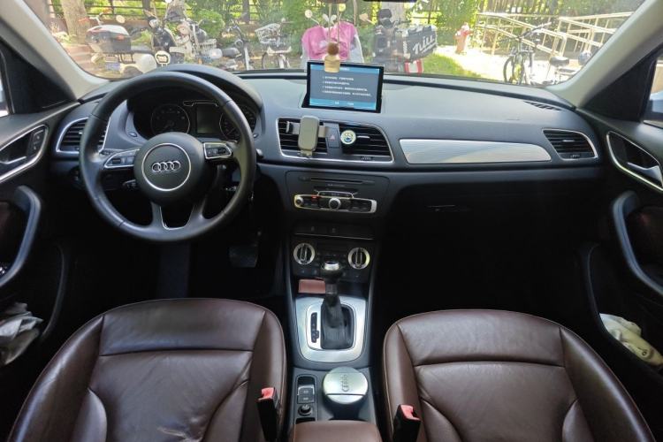 Used Audi Q3 2013 35 TFSI Comfort Model Center Console