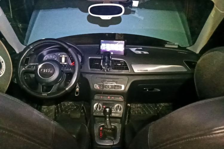 Used Audi Q3 2013 35 TFSI Comfort Model Center Console