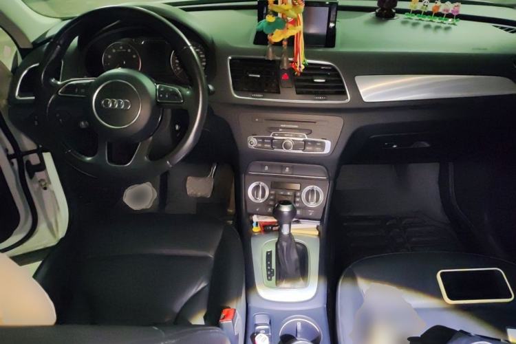 Used Audi Q3 2013 35 TFSI Comfort Model Center Console