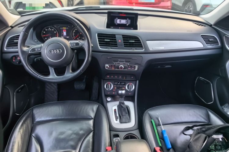 Used Audi Q3 2013 40 TFSI quattro Luxury Model Center Console