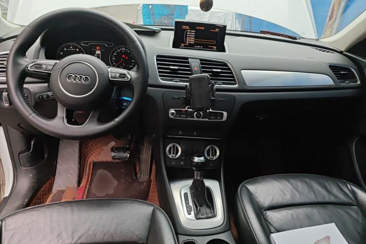 Used Audi Q3 2013 35 TFSI Comfort Model Center Console