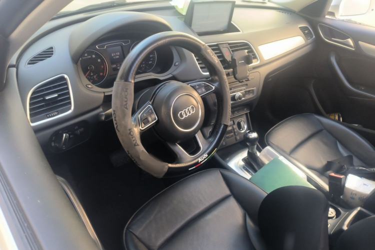 Used Audi Q3 2013 35 TFSI quattro Comfort Model Center Console