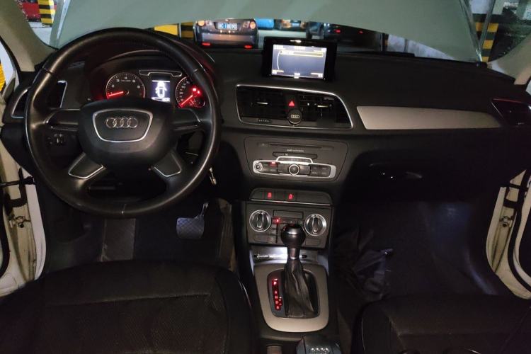 Used Audi Q3 2013 35 TFSI Ambition Edition Center Console