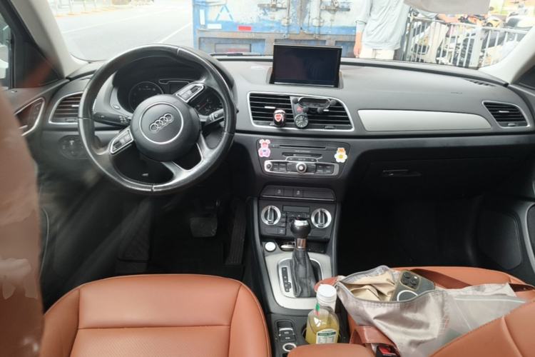 Used Audi Q3 2013 35 TFSI Ambition Edition Center Console