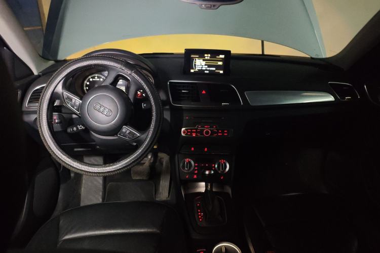 Used Audi Q3 2013 35 TFSI Comfort Model Center Console