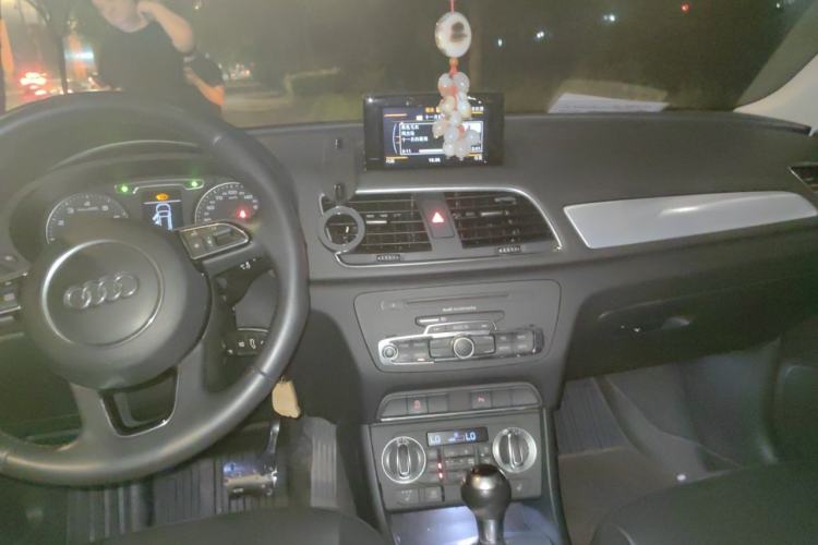 Used Audi Q3 2013 35 TFSI Ambition Edition Center Console