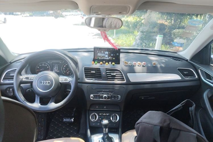 Used Audi Q3 2013 35 TFSI Comfort Model Center Console