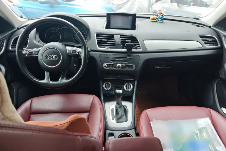 Used Audi Q3 2013 35 TFSI Ambition Edition Center Console