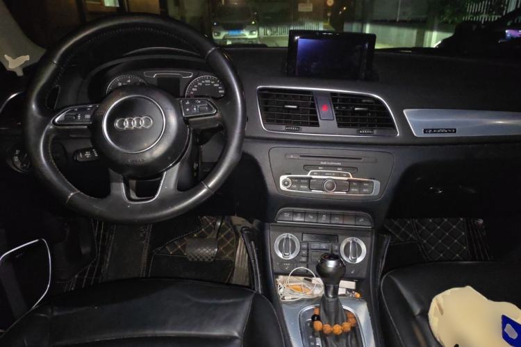 Used Audi Q3 2013 35 TFSI quattro Luxury Model Center Console