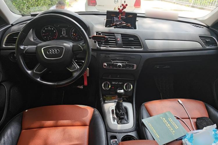 Used Audi Q3 2013 35 TFSI Ambition Edition Center Console
