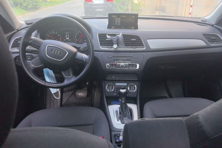 Used Audi Q3 2013 35 TFSI Ambition Edition Center Console