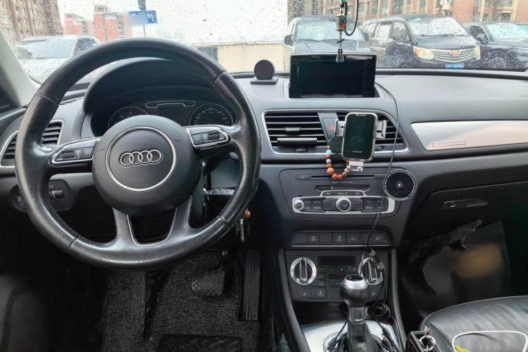 Used Audi Q3 2013 35 TFSI quattro Comfort Model Center Console