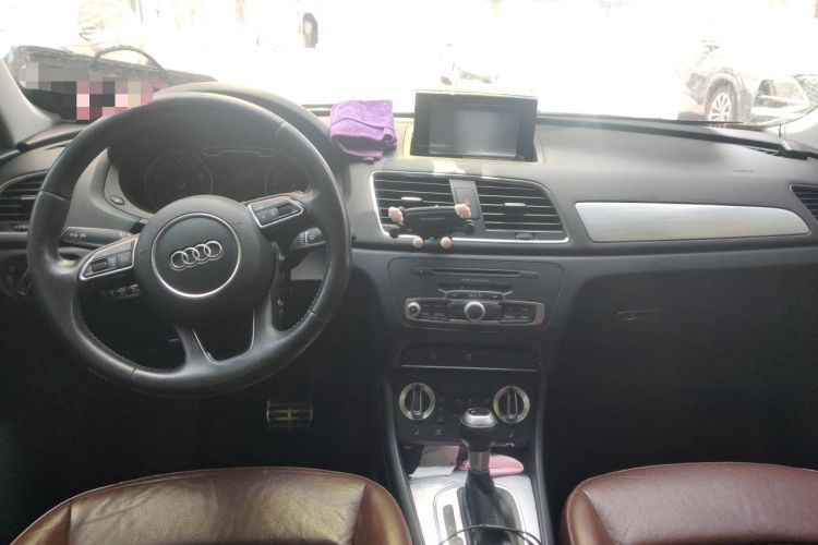 Used Audi Q3 2013 35 TFSI Comfort Model Center Console