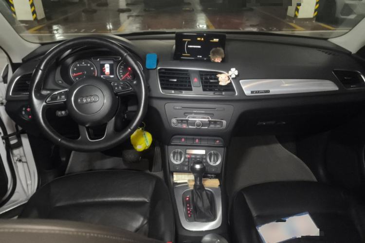 Used Audi Q3 2013 35 TFSI quattro Comfort Model Center Console