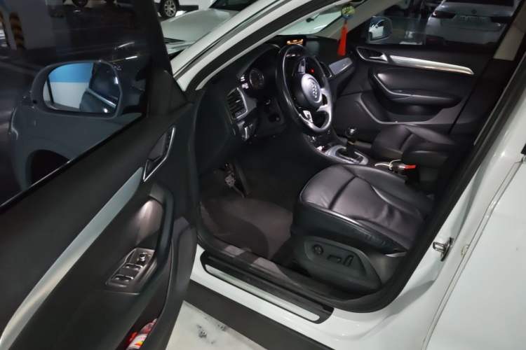 Used Audi Q3 2013 35 TFSI Comfort Model Driver Seat