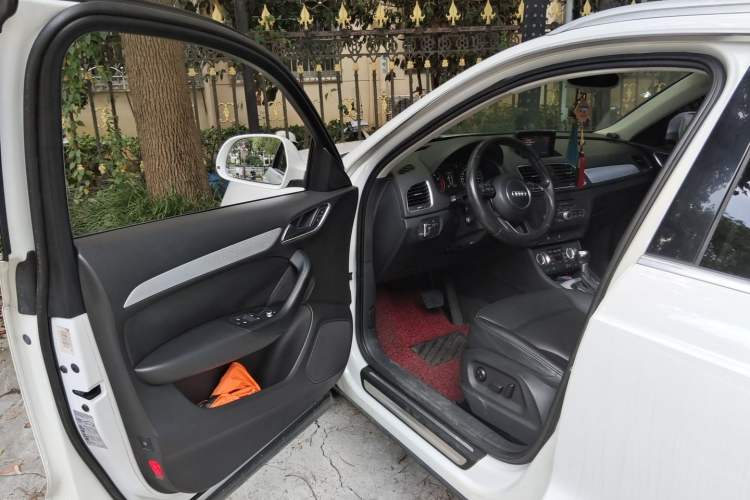 Used Audi Q3 2013 35 TFSI Comfort Model Driver Seat