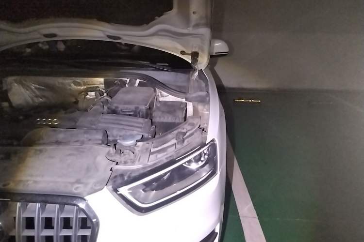 Used Audi Q3 2013 35 TFSI Comfort Model Engine Bay Left