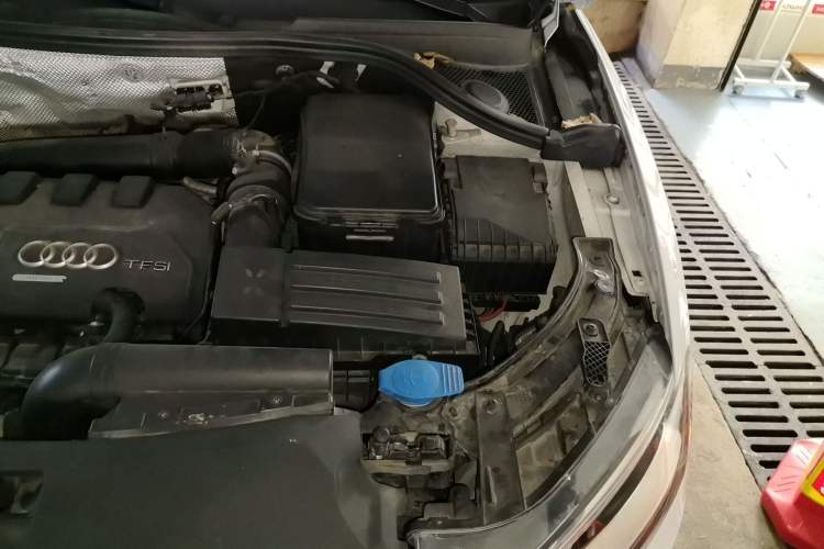 Used Audi Q3 2013 35 TFSI Comfort Model Engine Bay Left