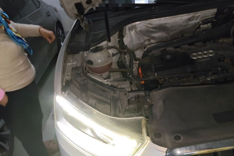 Used Audi Q3 2013 35 TFSI quattro Luxury Model Engine Bay Right