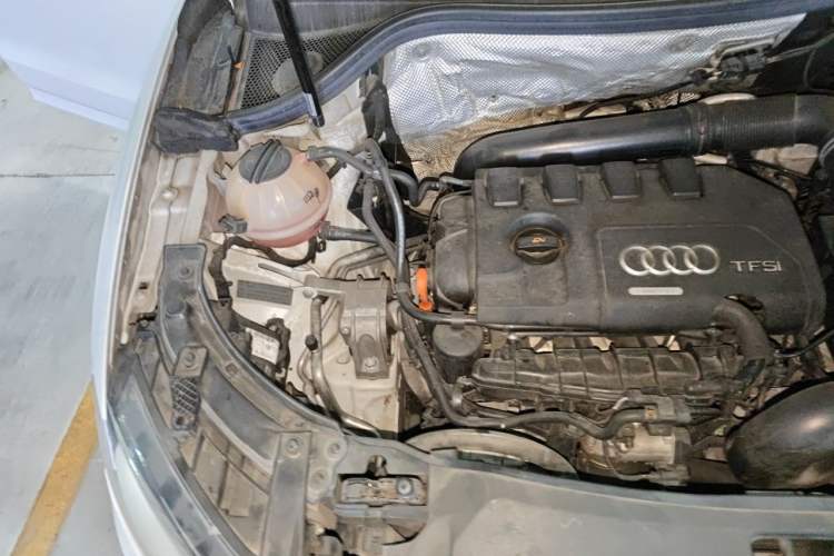 Used Audi Q3 2013 35 TFSI Comfort Model Engine Bay Right