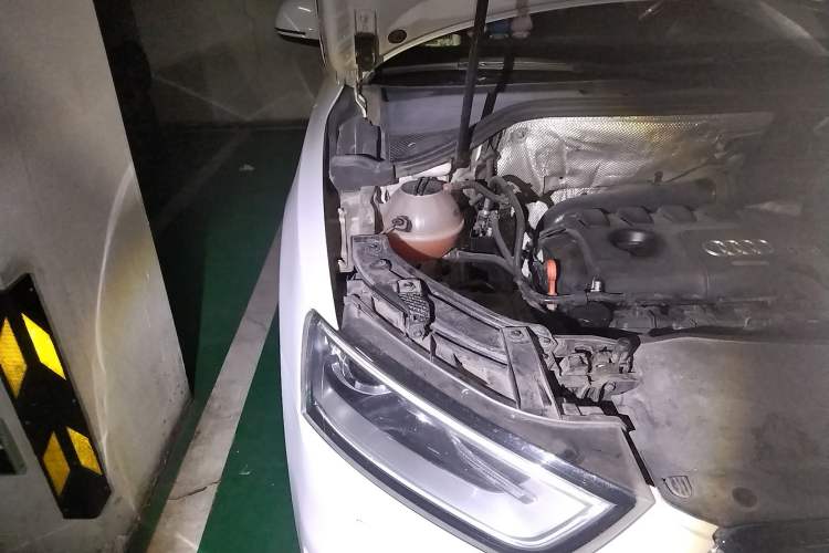 Used Audi Q3 2013 35 TFSI Comfort Model Engine Bay Right