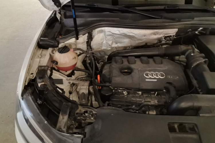 Used Audi Q3 2013 35 TFSI Comfort Model Engine Bay Right