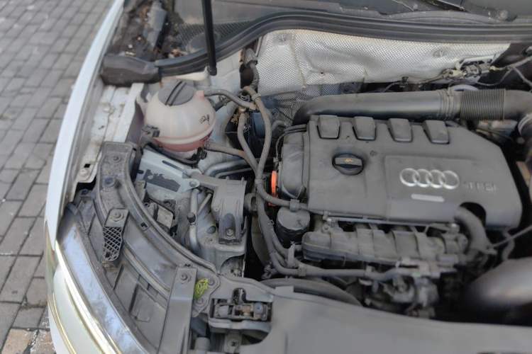 Used Audi Q3 2013 35 TFSI Comfort Model Engine Bay Right