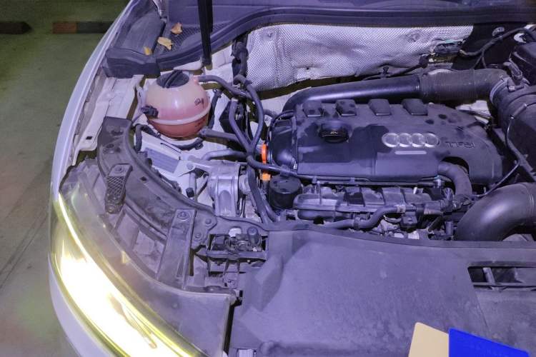 Used Audi Q3 2013 35 TFSI quattro Comfort Model Engine Bay Right