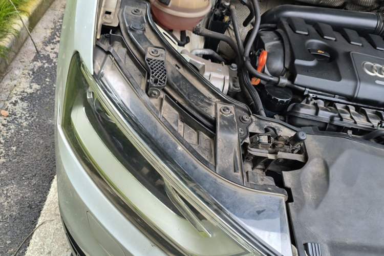 Used Audi Q3 2013 35 TFSI Comfort Model Engine Bay Right