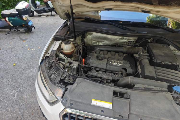 Used Audi Q3 2013 35 TFSI Comfort Model Engine Bay Right