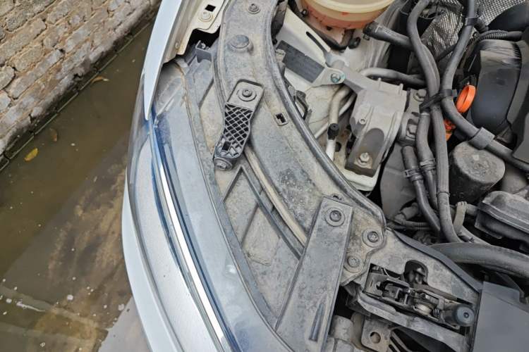 Used Audi Q3 2013 35 TFSI Comfort Model Engine Bay Right