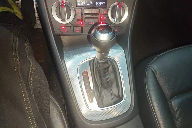 Used Audi Q3 2013 35 TFSI Comfort Model Gear Lever