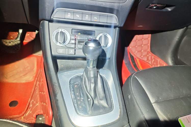 Used Audi Q3 2013 35 TFSI Comfort Model Gear Lever