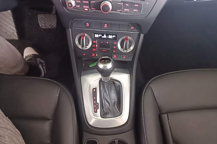 Used Audi Q3 2013 35 TFSI quattro Technology Edition Gear Lever