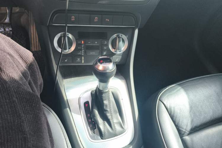 Used Audi Q3 2013 35 TFSI Comfort Model Gear Lever