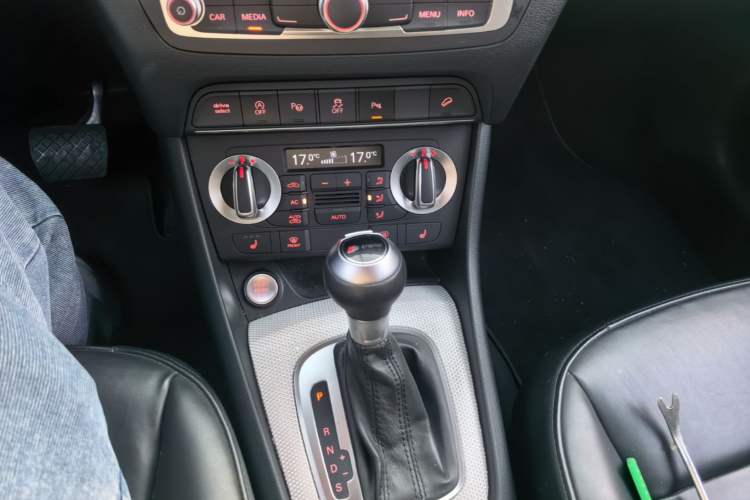 Used Audi Q3 2013 40 TFSI quattro Luxury Model Gear Lever