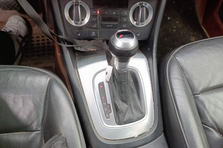 Used Audi Q3 2013 35 TFSI Comfort Model Gear Lever