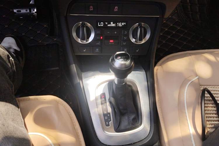 Used Audi Q3 2013 35 TFSI Comfort Model Gear Lever