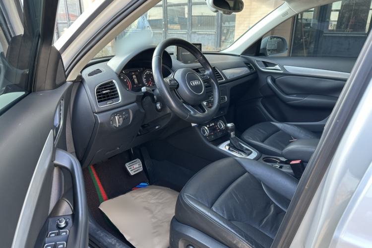 Used Audi Q3 2013 35 TFSI quattro Technology Edition Interior 2